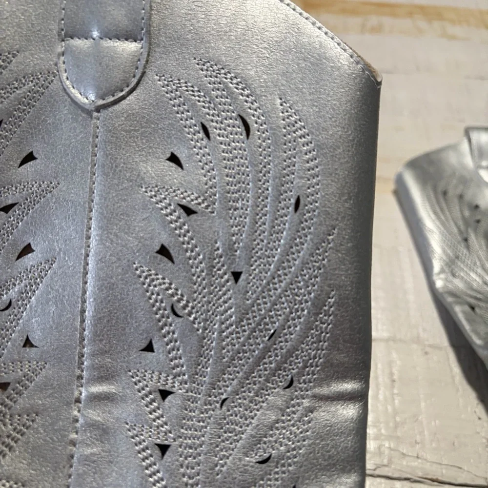 Mi.iM Metallic Silver Cowboy Boots NEW‎ size 6.5 Cutout Detail Western Festival